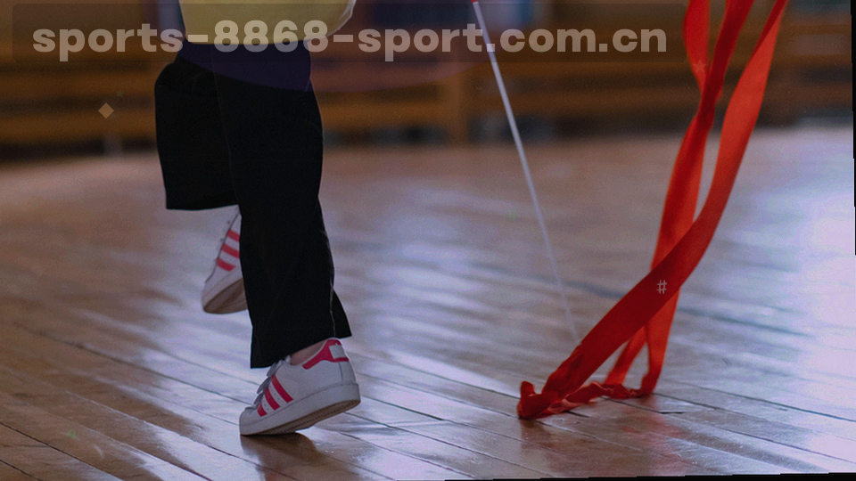 同一运动项目连续三帧的抽象轨迹拼贴，带动态模糊与高对比光影